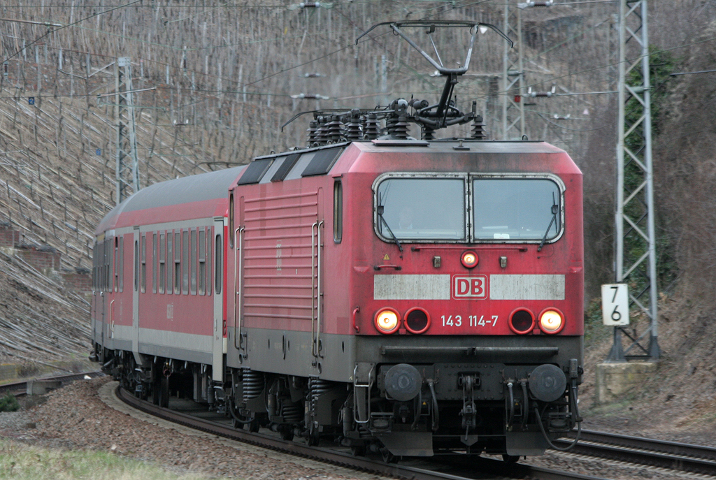 Die 143 114-7 zieht im Sandwich mit 143 143-6 die RB81 von Koblenz nach Trier am 11.03.2011
