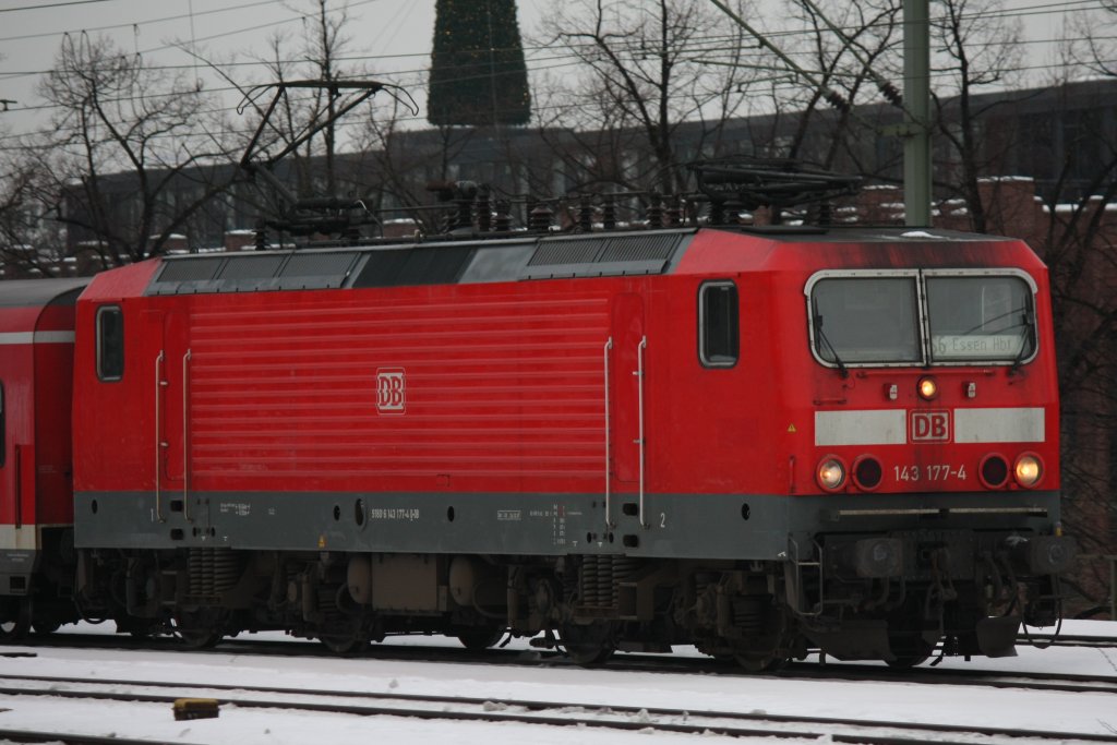 Die 143 117-4 zieht am 27.12.2010 die S6 durch Kln Messe Deutz nach Essen Hbf.