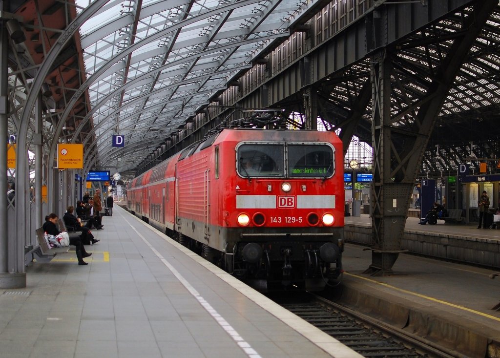 Die 143 129-5 mit RB nach RommersKirchen am 28.09 2010 in Klner Hbf.