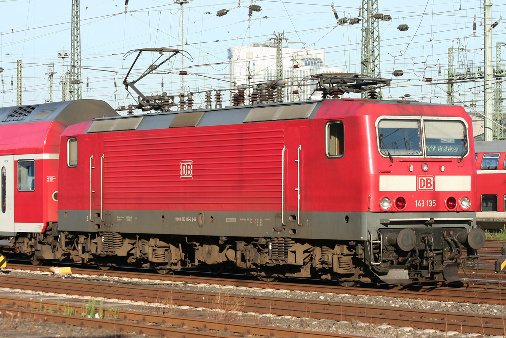 Die 143 135 rangiert den geendeten SE20 durch Frankfurt a.m. HBF am 19.08.2010