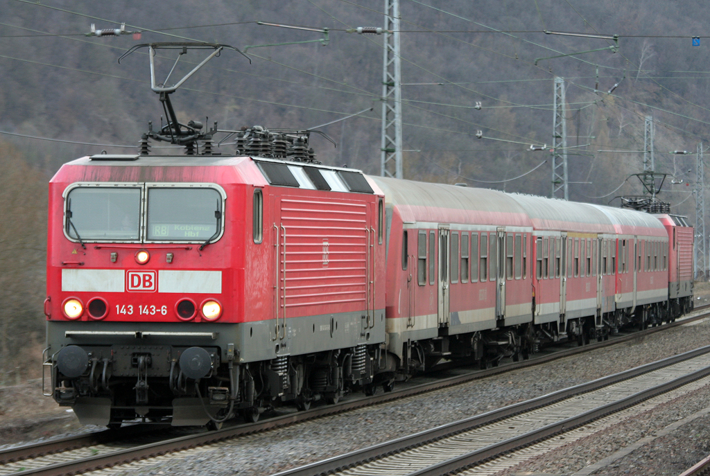 Die 143 143-6 zieht die RB81 im Sandwich mit 143 114-7 von Trier nach Koblenz durch Winningen am 11.03.2011
