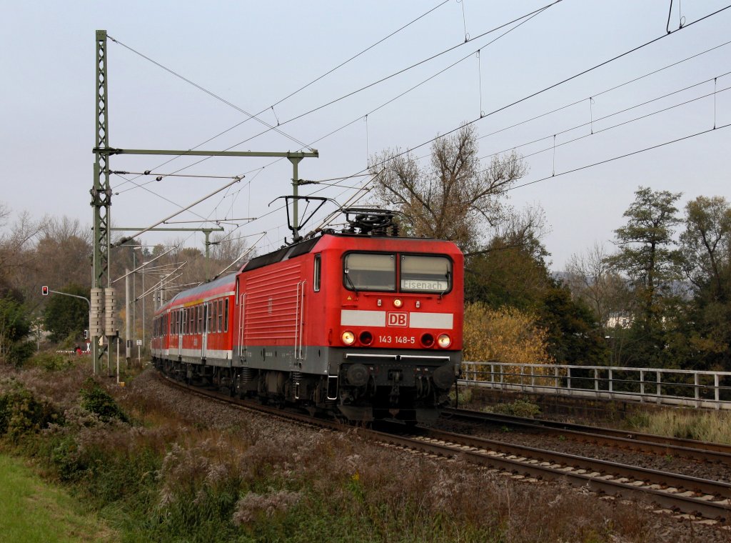 Die 143 148 mit einem RE nach Eisenach am 17.10.2011 unterwegs bei Bad Ksen.