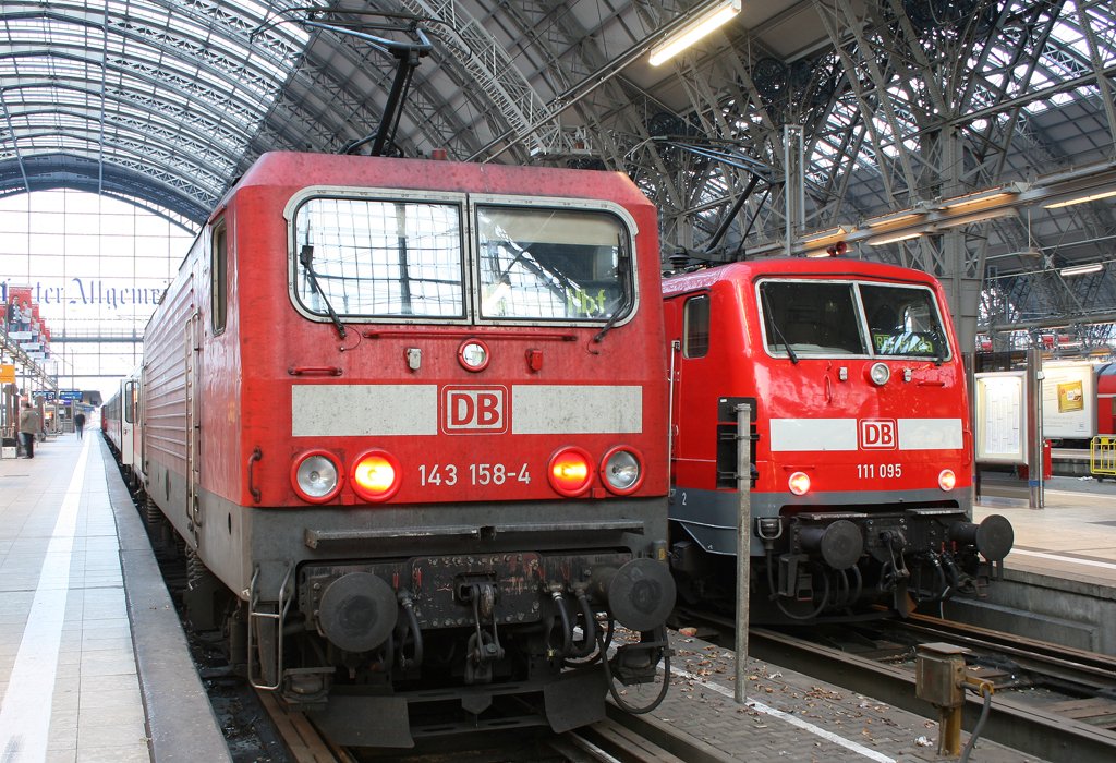 Die 143 158-4 mit dem RE nach Koblenz und die glnzende 111 095 mit dem RE nach Fulda stehen abfahrbereit in Frankfurt HBF