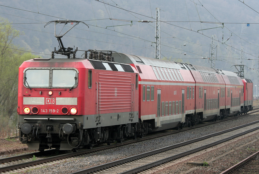 Die 143 159-2 fhrt die RB81 im Sandwich mit 143 835-7 durch Winningen am 30.03.2011