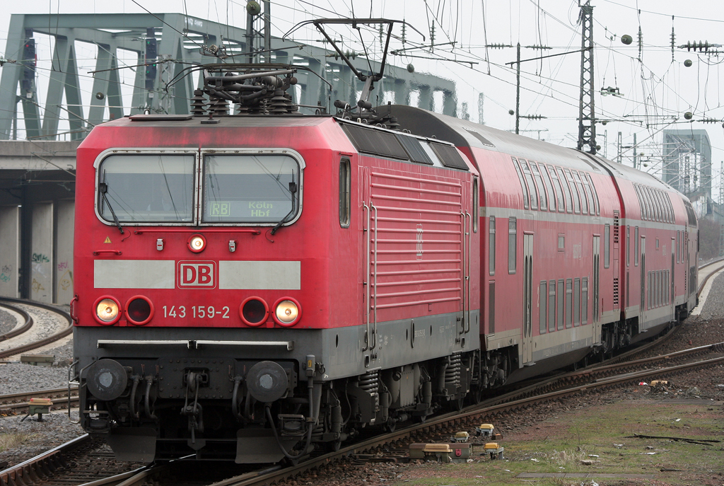 Die 143 159-2 zieht die RB27 von Koblenz nach Kln Hbf in Kln Messe/Deutz ein am 20.02.2011