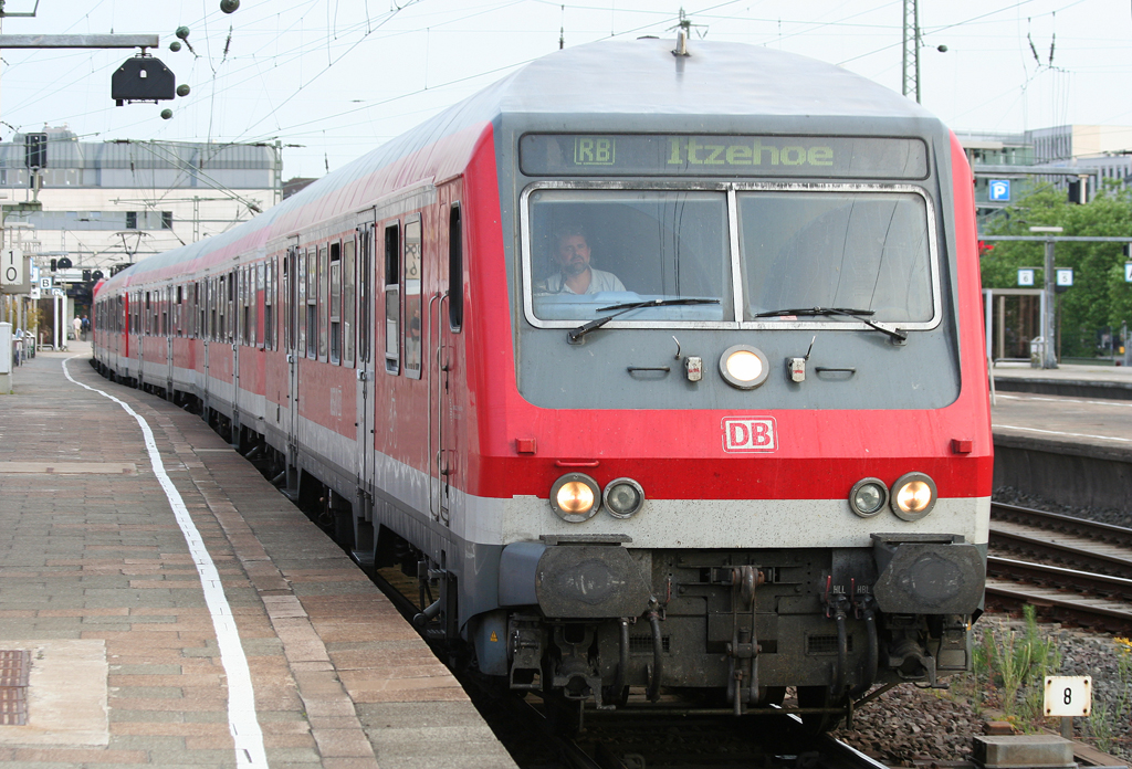 Die 143 163-4 schiebt ihre RB nach Itzehoe aus Hamburg Altona am 29.06.2010 Gru an den Tf