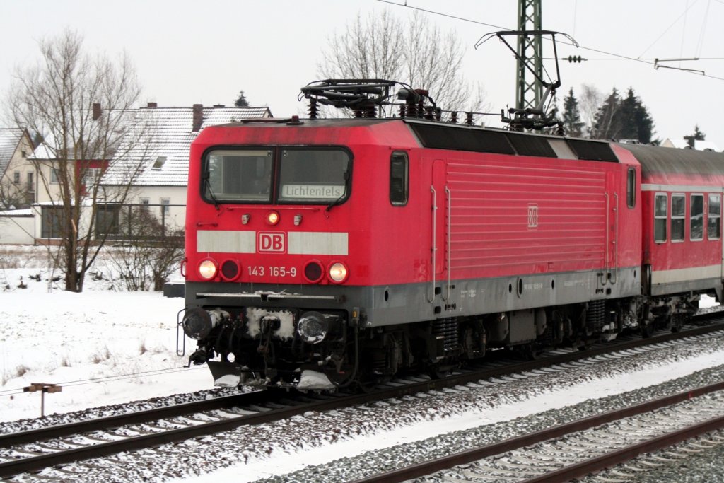 Die 143-165 zieht die RB 34058 von Nrnberg nach Lichtenfels (09.01.10 bei Eggolsheim/KBS 820).
