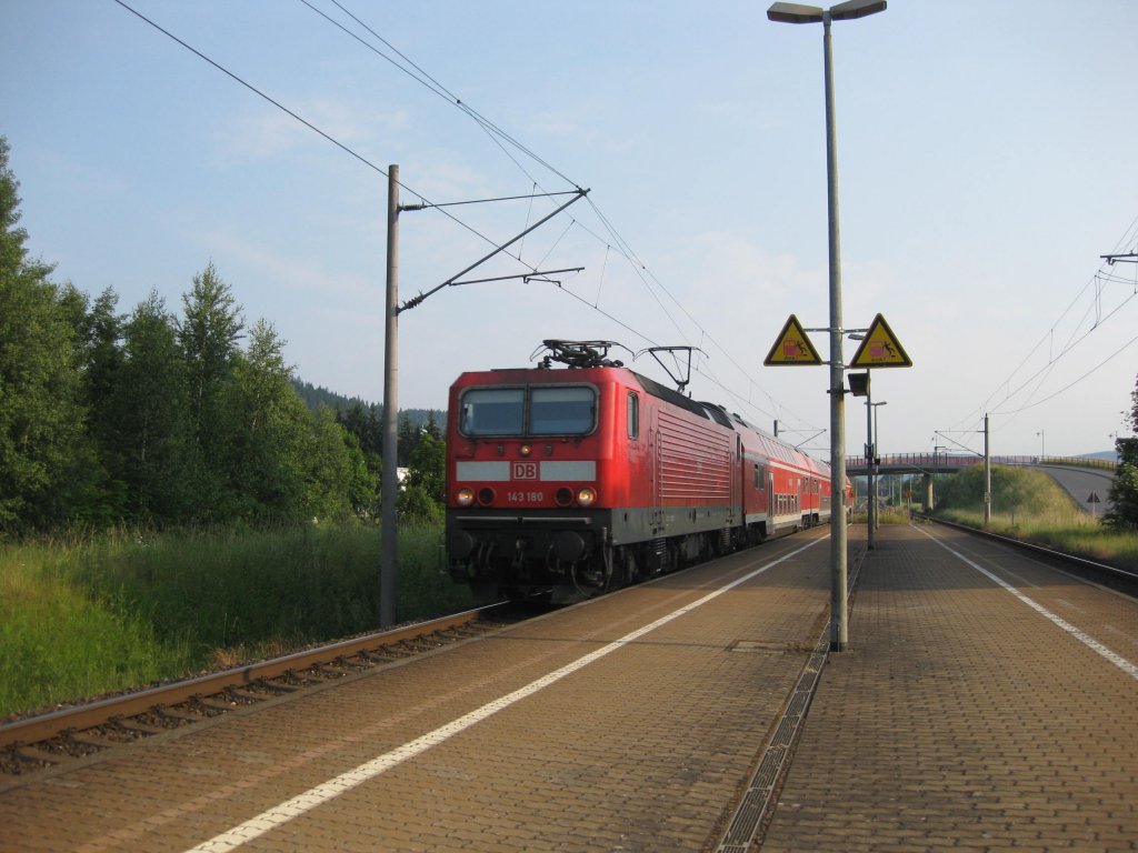 Die 143 180 zog am 25.6.10 die RB 16847 nach Lichtenfels in den Bahnhof Stockheim(Oberfr).