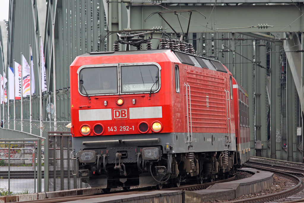 Die 143 2921 als S6 in Köln Hbf am 07,05,10 Bahnbilder.de