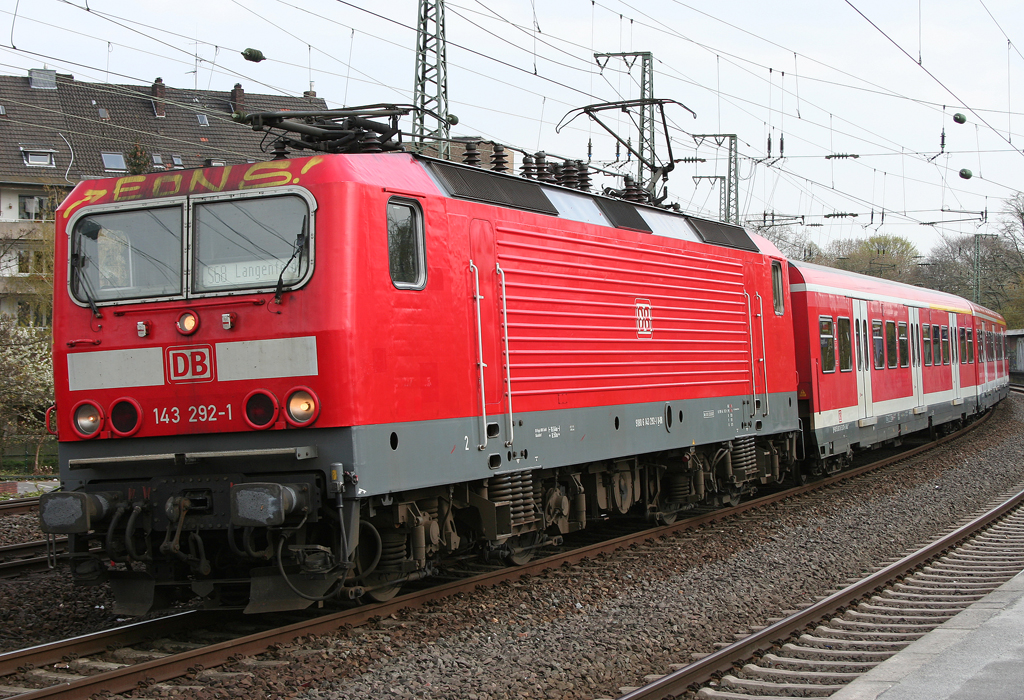 Die 143 292-1 zieht die S68 aus dem KDA nach Langenfeld durch D�sseldorf Volksgarten am 16.04.2010
