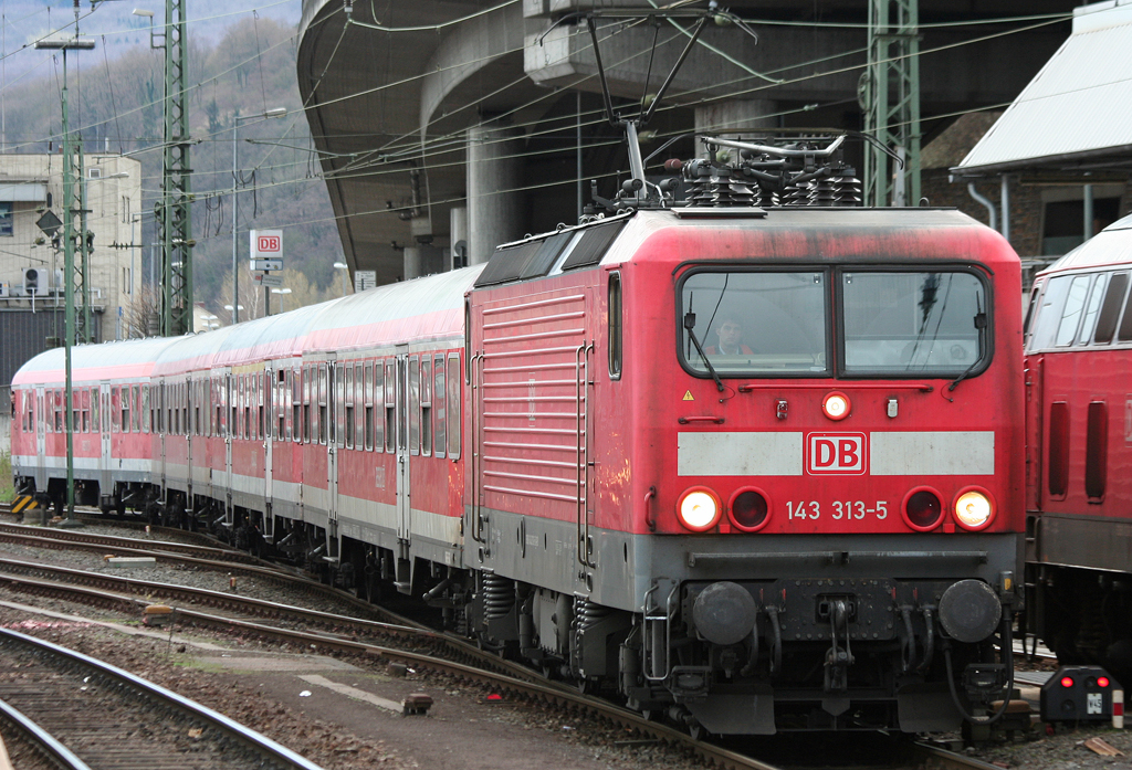 Die 143 313-5 rangiert eine RB durch Koblenz HBF am 03.04.2010