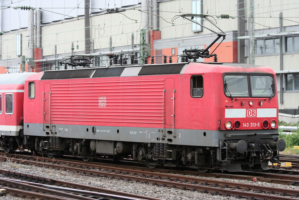 Die 143 313-5 zieht eine RB aus Koblenz durch Frankfurt a.M. HBF am 17.08.2010
