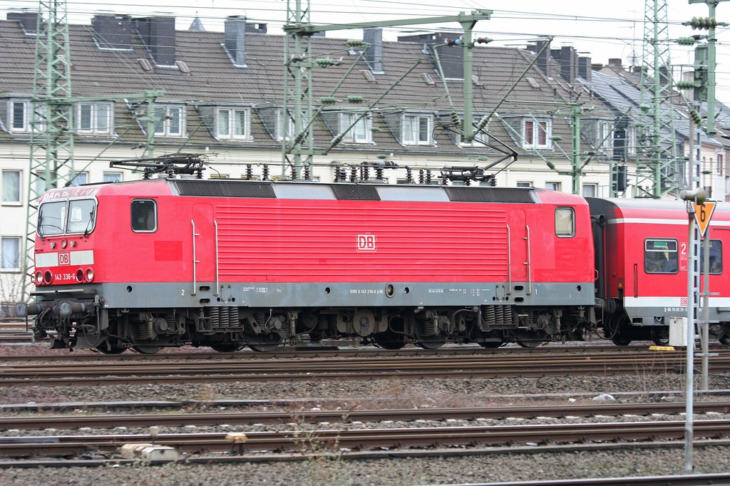Die 143 336-6 zieht ihre S8 von Mgladbach nach Dortmund am 20.03.2010 in Dsseldorf HBF ein