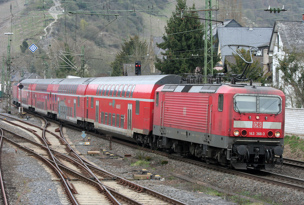 Die 143 366-3 fhrt im Sandwich den RE2 von Koblenz nach Frankfurt in Boppard HBF ein am 29.03.2011