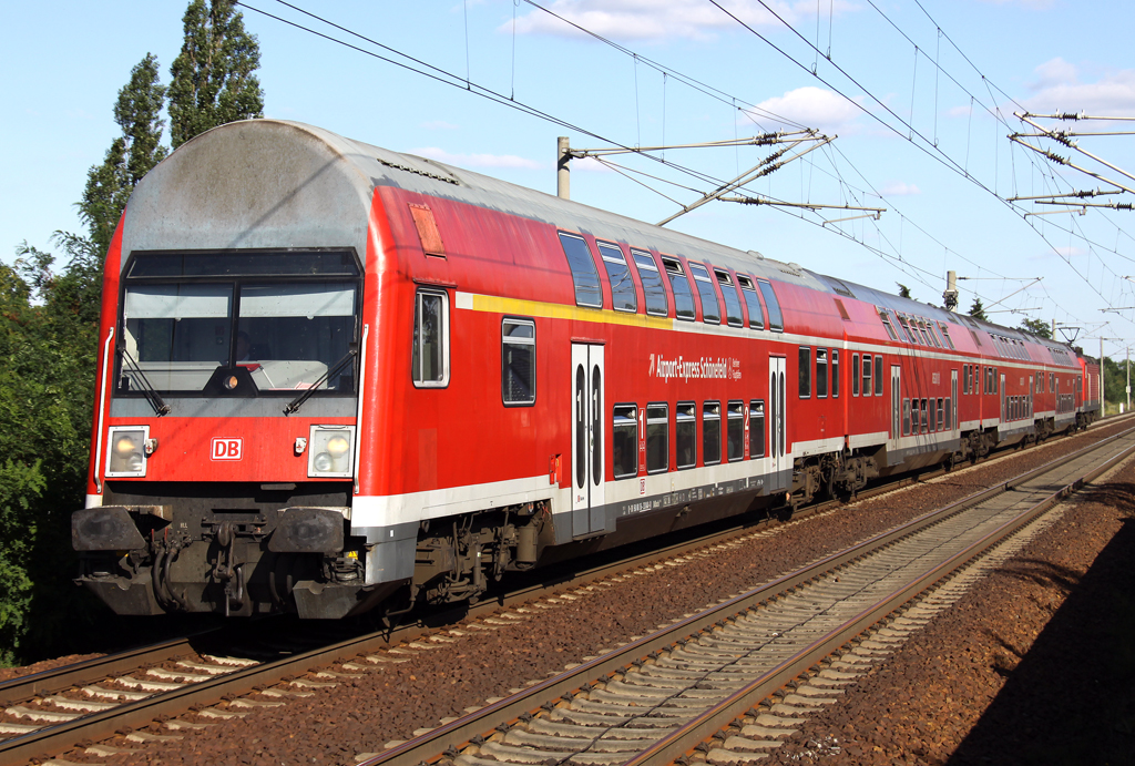 Die 143 566-8 schiebt die RB10 von Berlin Hbf nach Nauen durch Albrechtshof am 14.08.2012