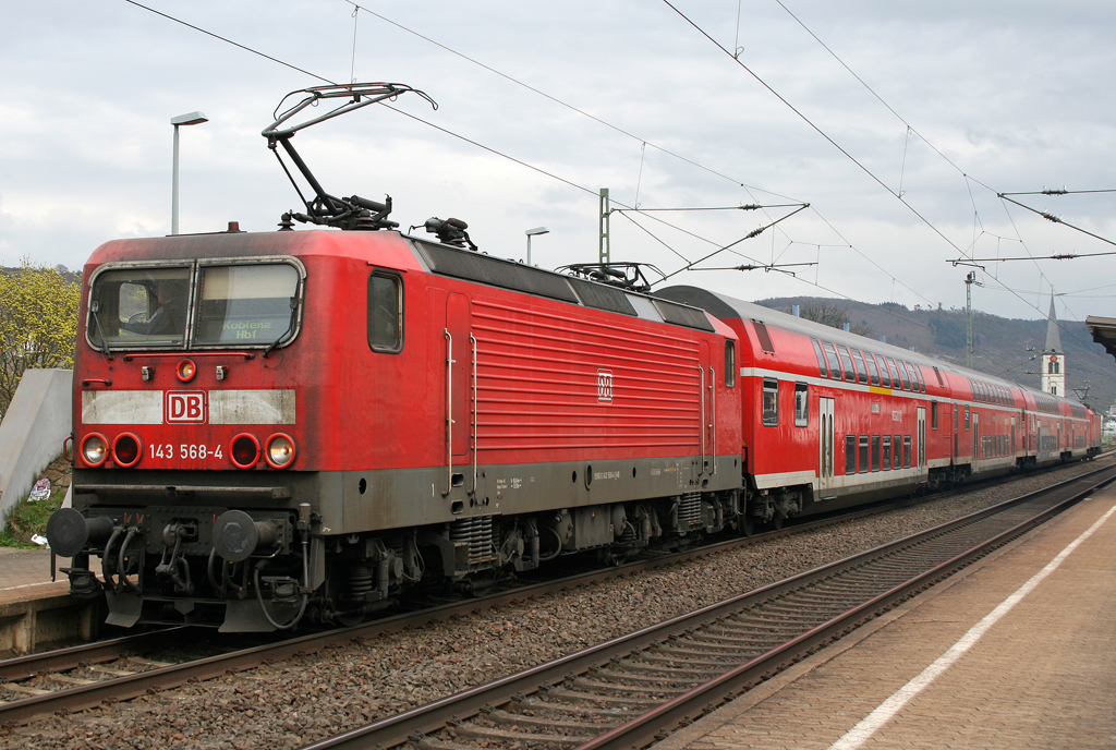 Die 143 568-4 fhrt RE2 im Sandwich von Frankfurt nach Koblenz aus Boppard HBF am 29.03.2011