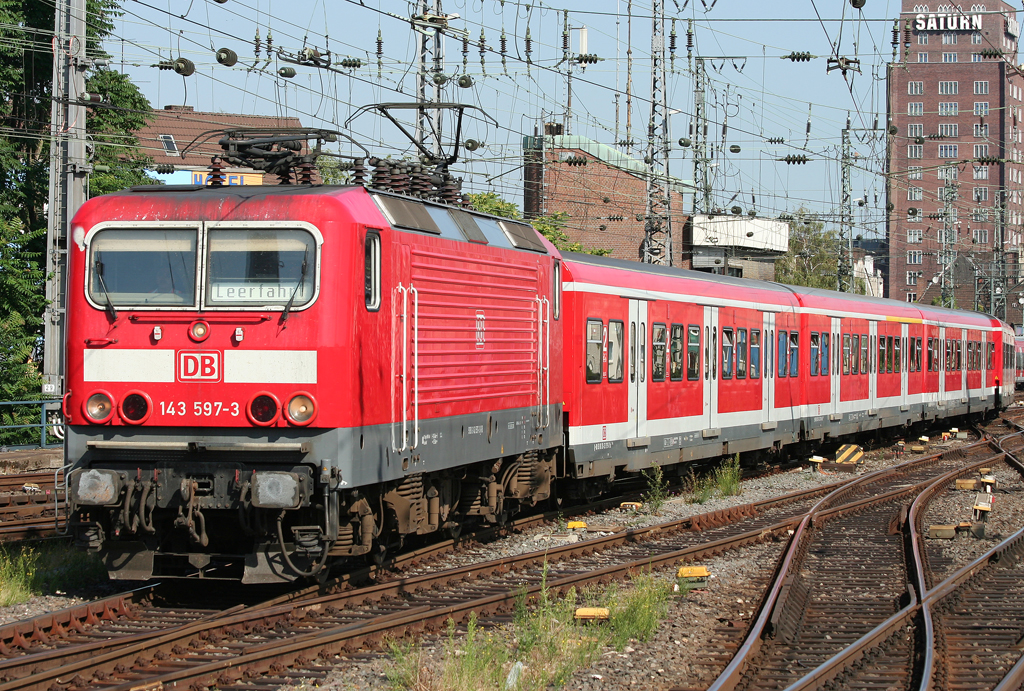 Die 143 597-3 zieht einen S-Bahn Leerzug durch Kln HBF am 18.07.2010