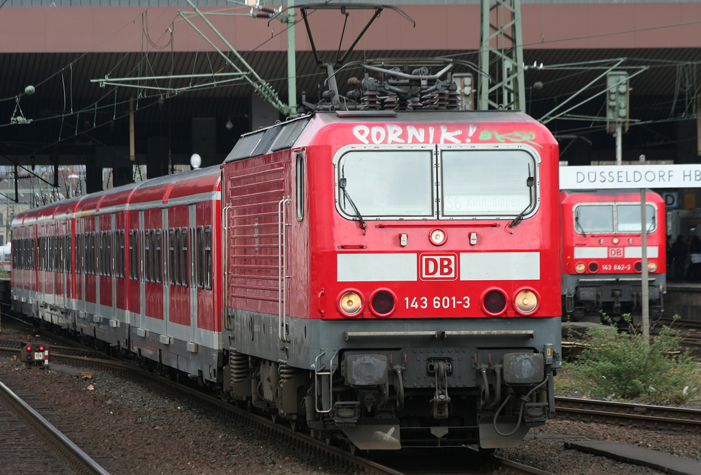 Die 143 601-3 zieht ihre S6 nach Kln Nippes whrend die 143 842-3 ihre S8 nach Mgladbach zieht, am 16.04.2010 in Dsseldorf HBF aufgenommen
