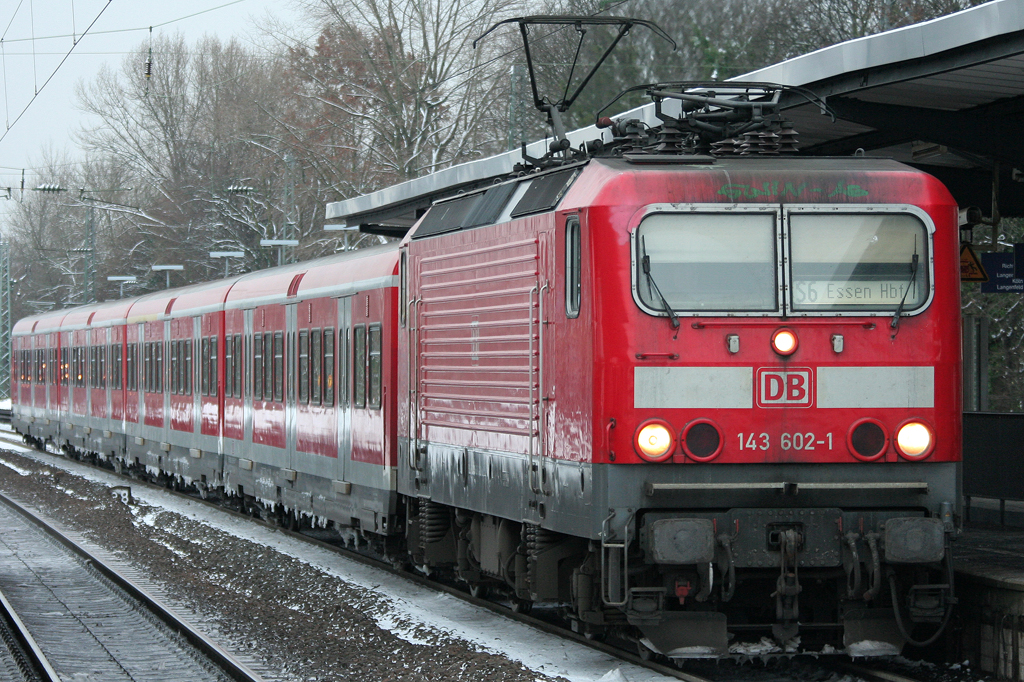 Die 143 602-1 zieht den S6 Eiszapfenzug von K�ln Nippes nach Essen durch D�sseldorf Benrath am 30.11.2010