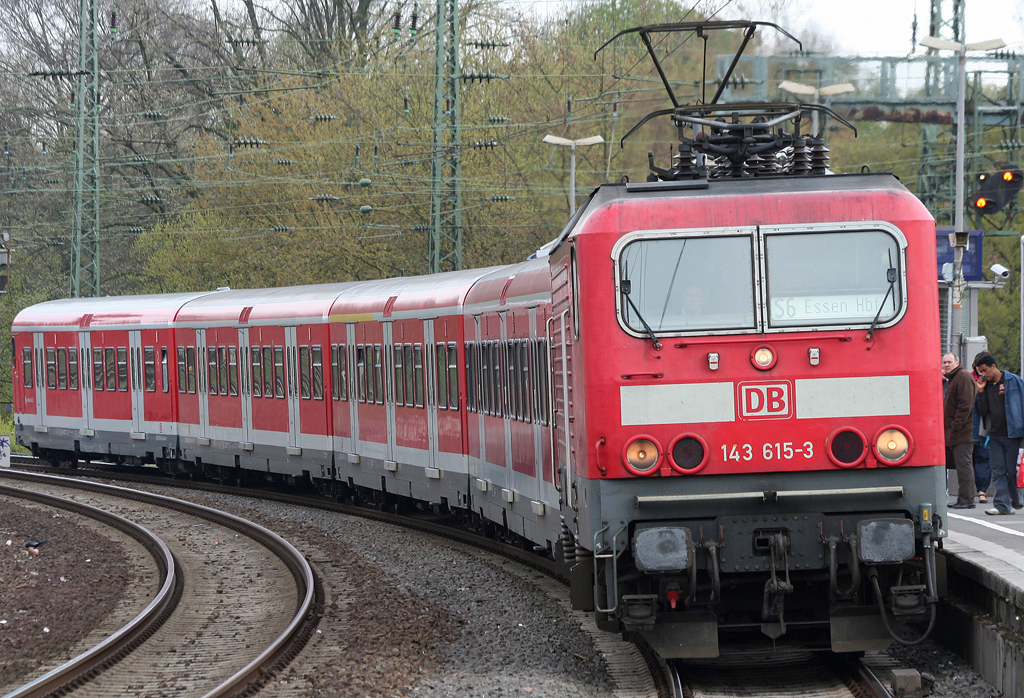 Die 143 614-3 zieht die S6 aus Kln Nippes nach Essen zum Halt Dsseldorf Volksgarten am 16.04.2010