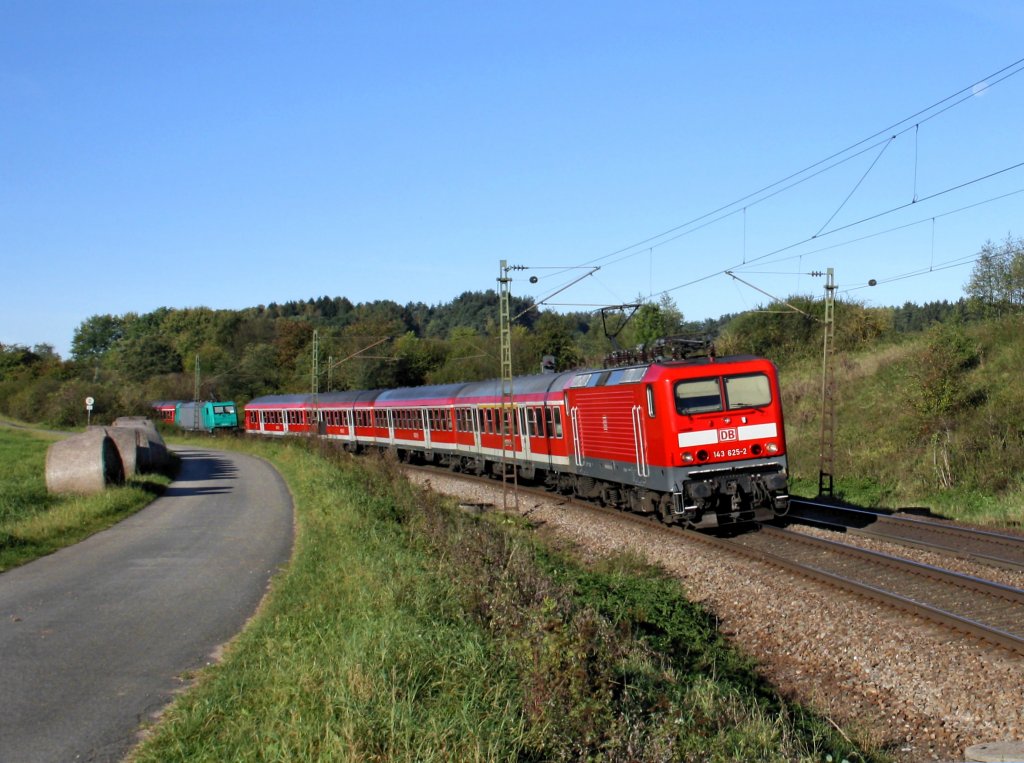 Die 143 625 mit einer S Bahn am 15.10.2011 unterwegs bei Plling. 