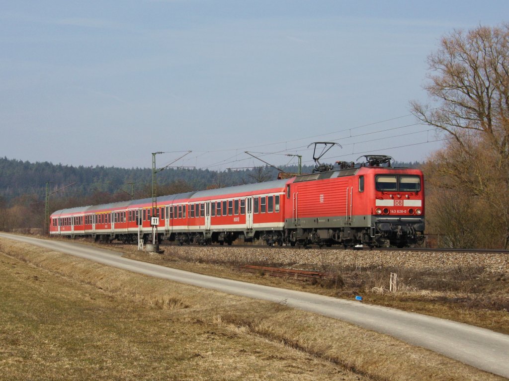Die 143 626 am 05.03.2011 mit einer S Bahn nach Neumarkt i. n. Opf.  unterwegs bei Plling. 