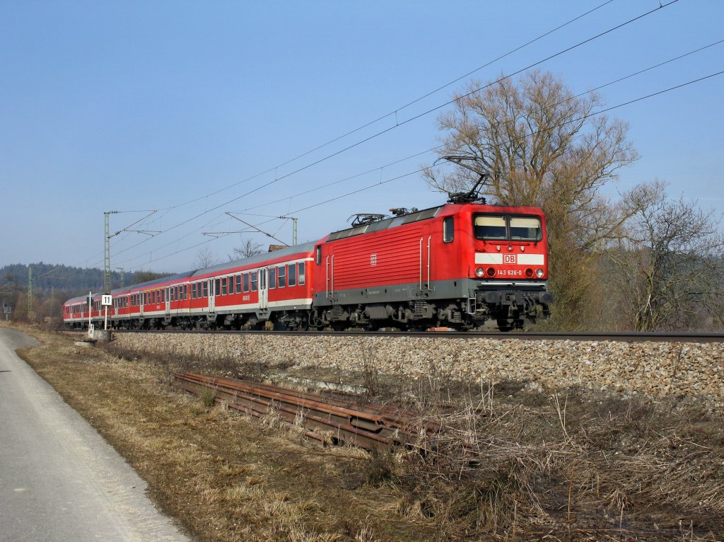 Die 143 626 am 05.03.2011 mit einer S Bahn unterwegs bei Plling. 