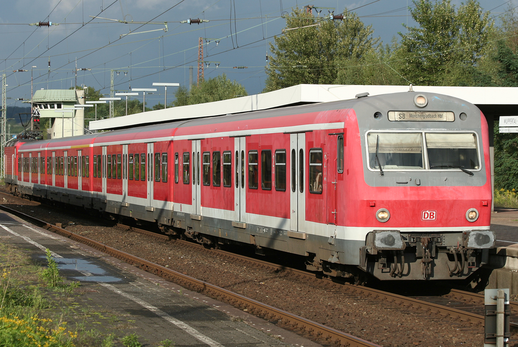 Die 143 643-5 schiebt die S8 von Dortmund aus Wuppertal Vohwinkel nach Mnchengladbach am 30.08.2010