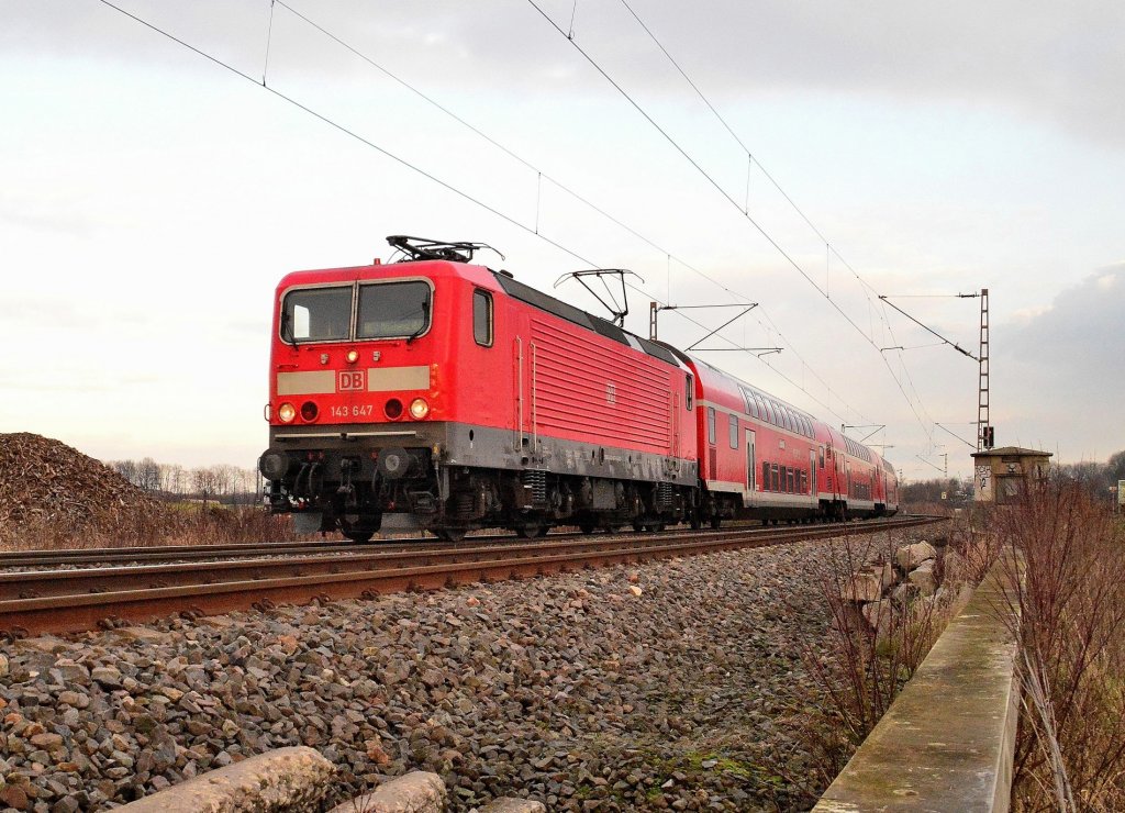 Die 143 647 auf dem Weg nach Mnchengladbach mit einer RB 27, die nur Werktags verkehren. 11.1.2013 