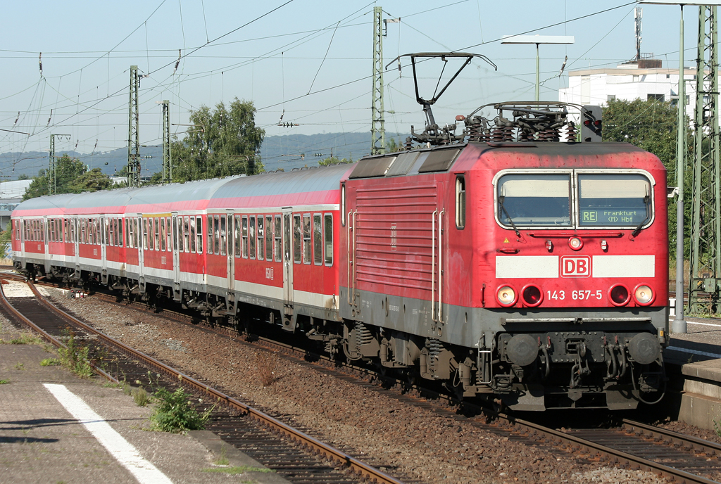 Die 143 657-5 zieht eine RB aus Koblenz nach Frankfurt a.M. HBF durch Frankfurt Hchst am 20.08.2010