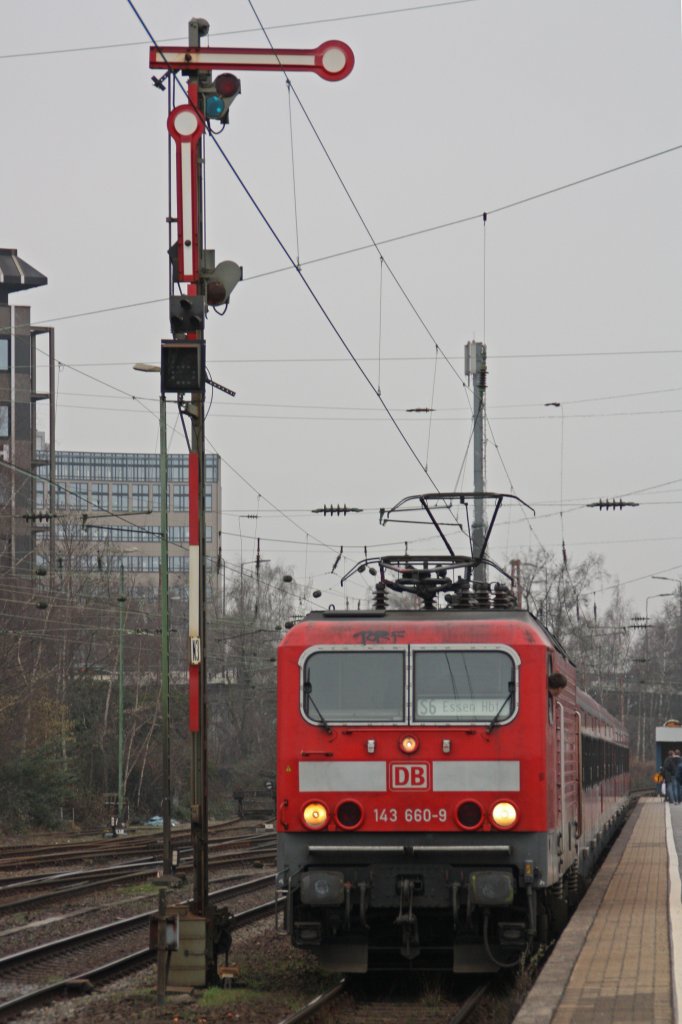 Die 143 660-9 am 18.2.11 mit der S6 nach Essen Hbf bei der Abfahrt in Dsseldorf-Rath