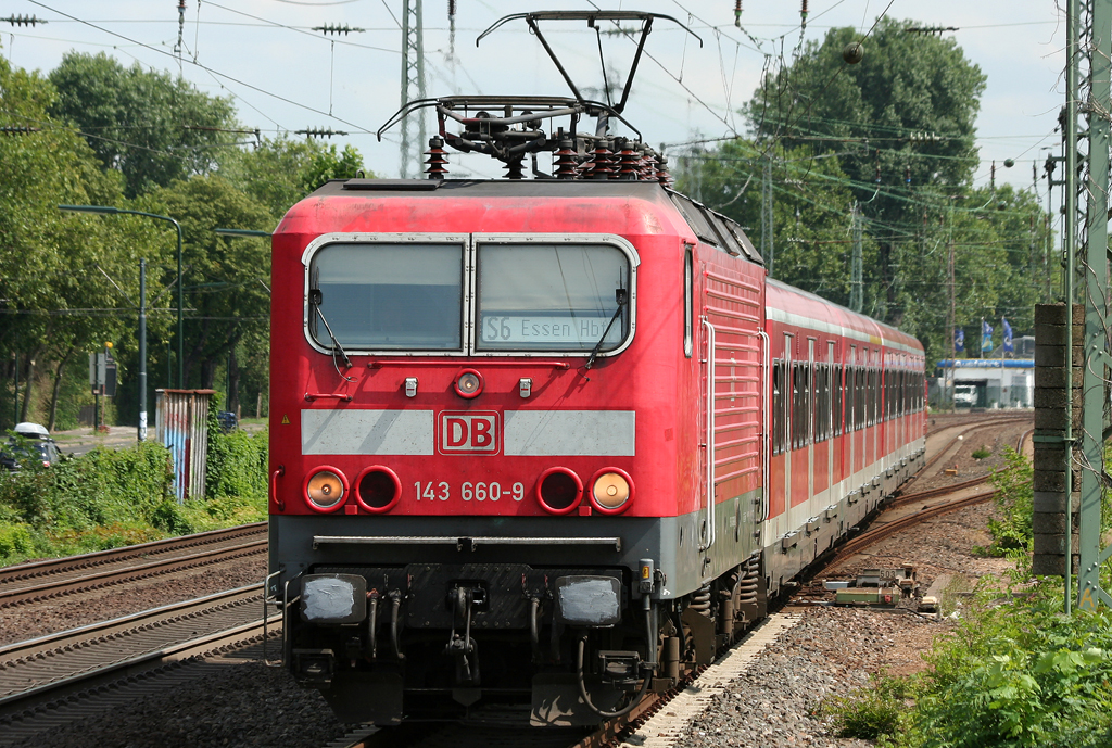 Die 143 660-9 zieht die S8 von Kln Nippes nach Essen durch Dsseldorf Eller am 06.08.2010