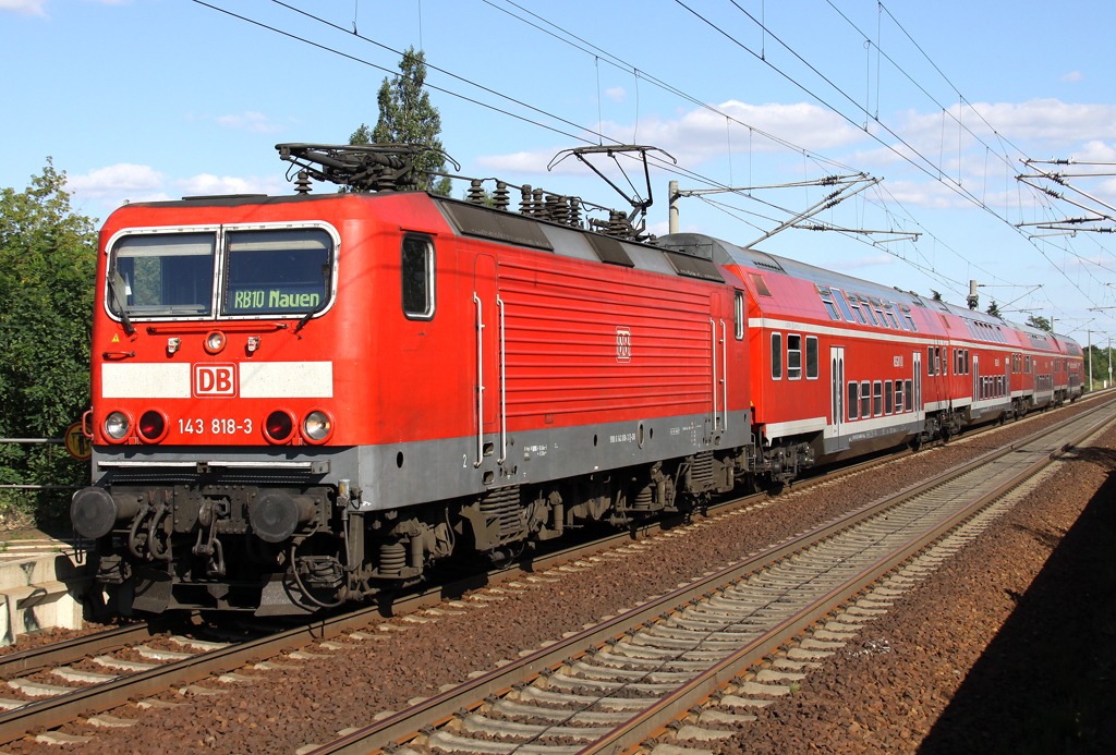 Die 143 818-3 zieht die RB10 von Berlin Hbf nach Nauen durch Albrechtshof am 14.08.2012