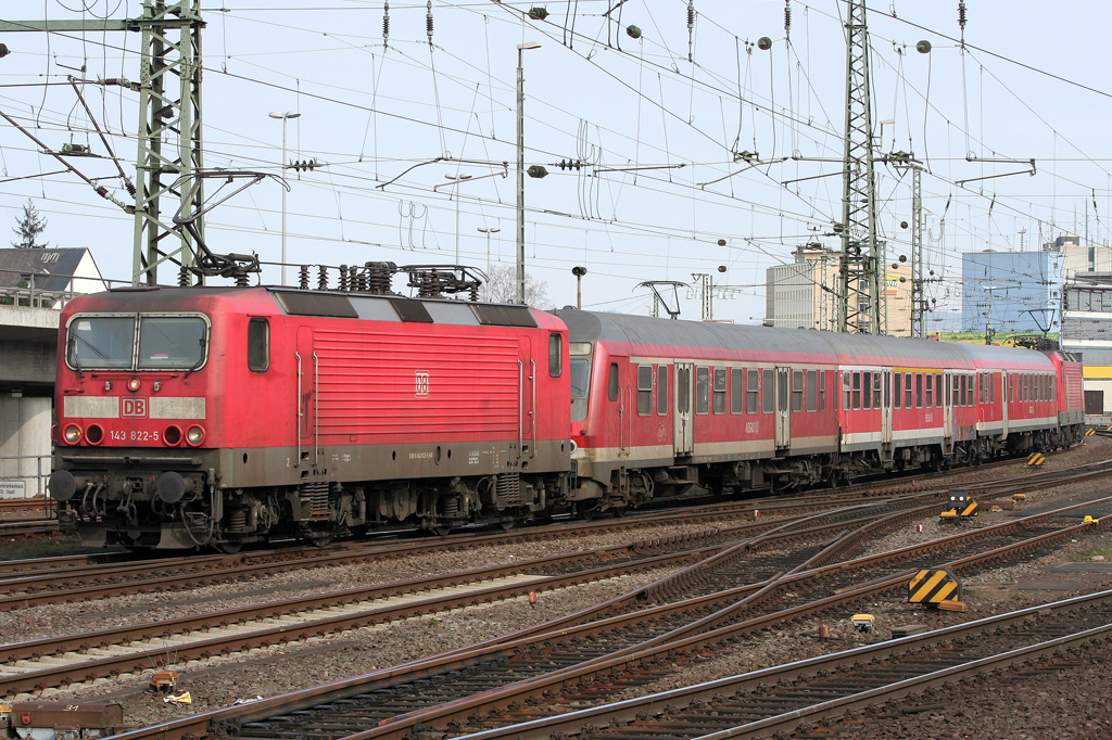 Die 143 822-5 zieht die RB81 im Sandwich von Hatzenport nach Koblenz HBF am 26.03.2011