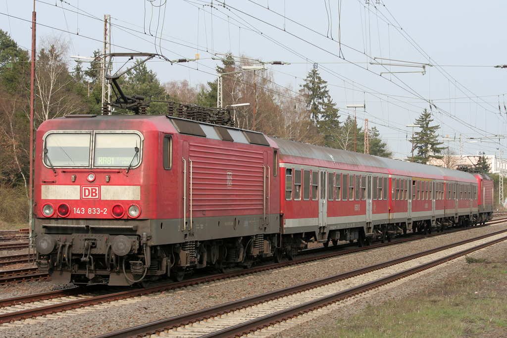Die 143 833-2 fhrt die RB81 im Sandwich von Trier nach Koblenz aus Wittlich am 26.03.2011
