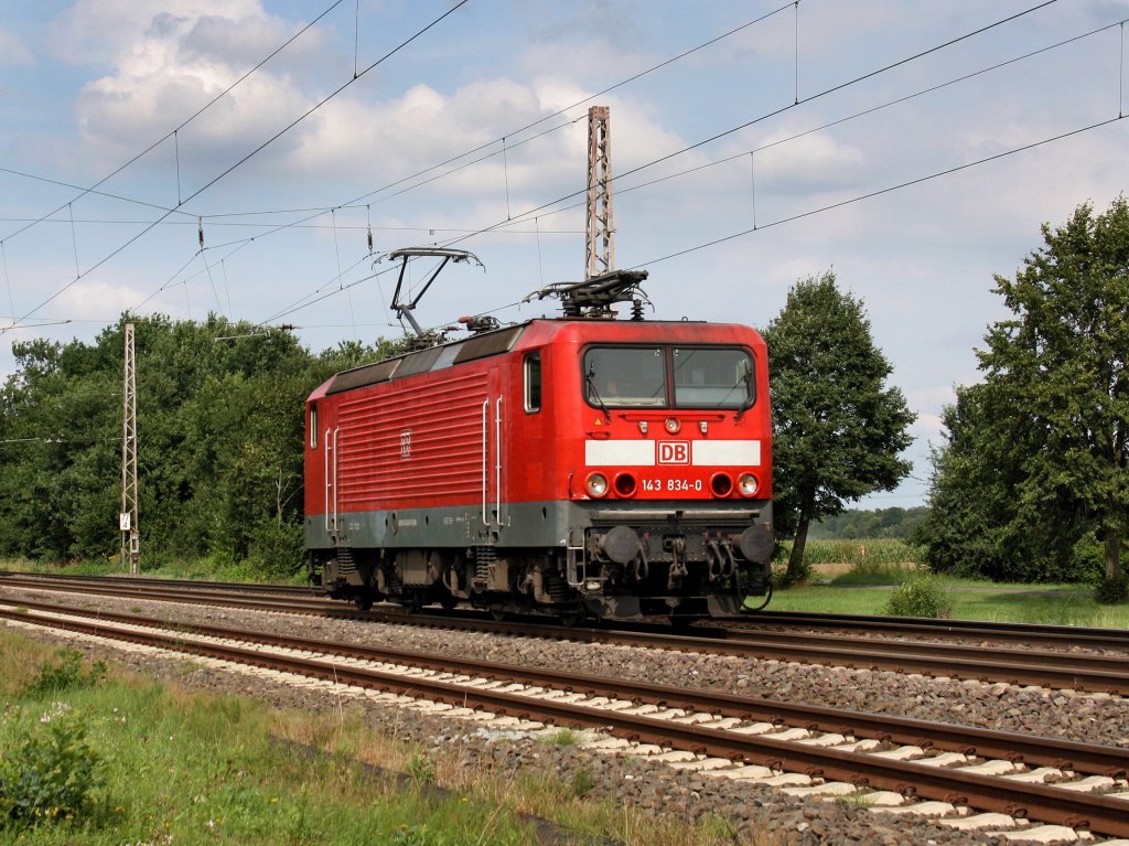 Die 143 834 am 11.08.2010 unterwegs bei Drverden. 