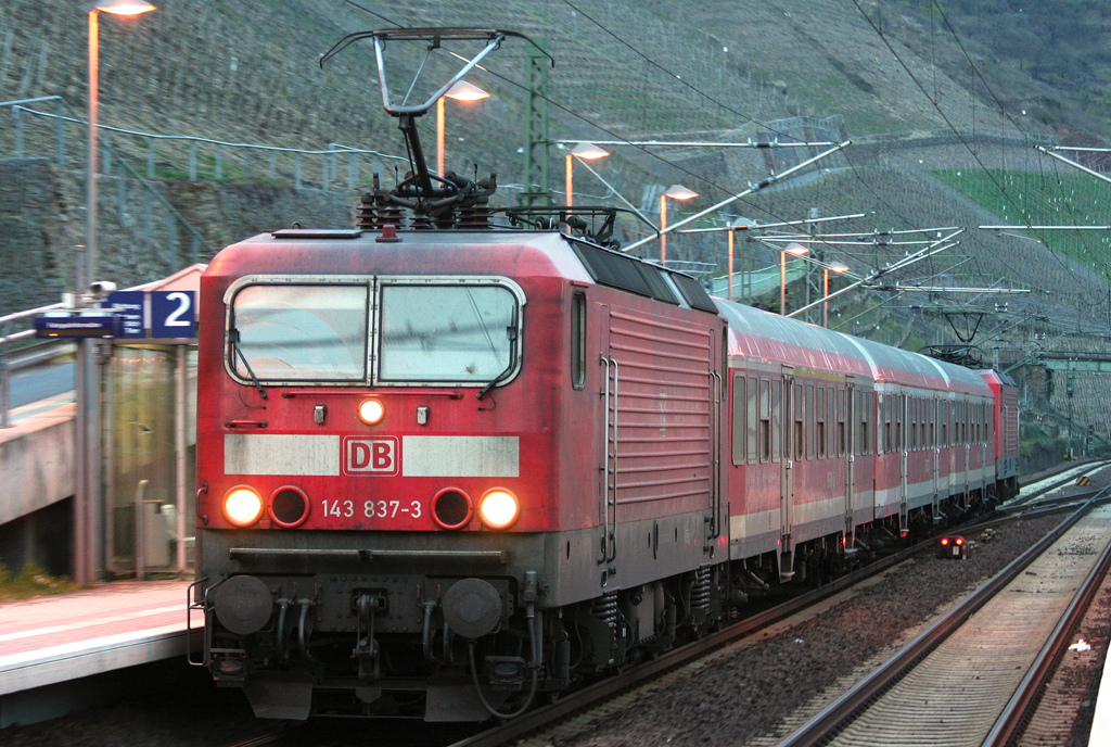 Die 143 837-3 zieht die RB81 von Koblenz bis Hatzenport am 26.03.2011