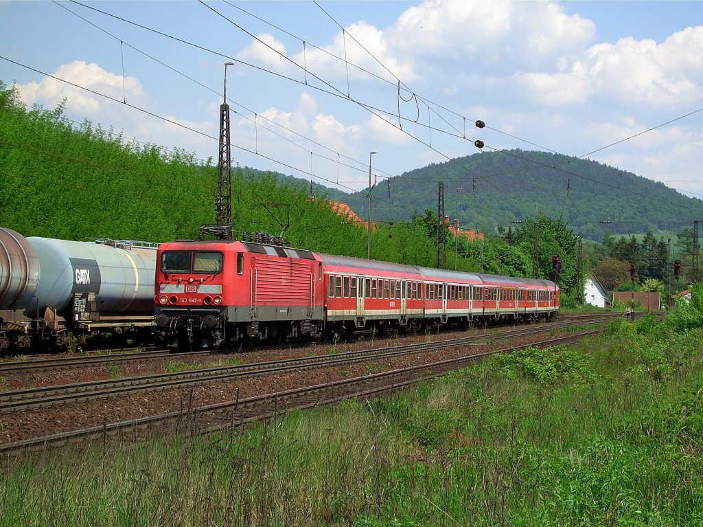 Die 143 847 am 13.05.2008 mit einer RB bei der Einfahrt in Laufach. 