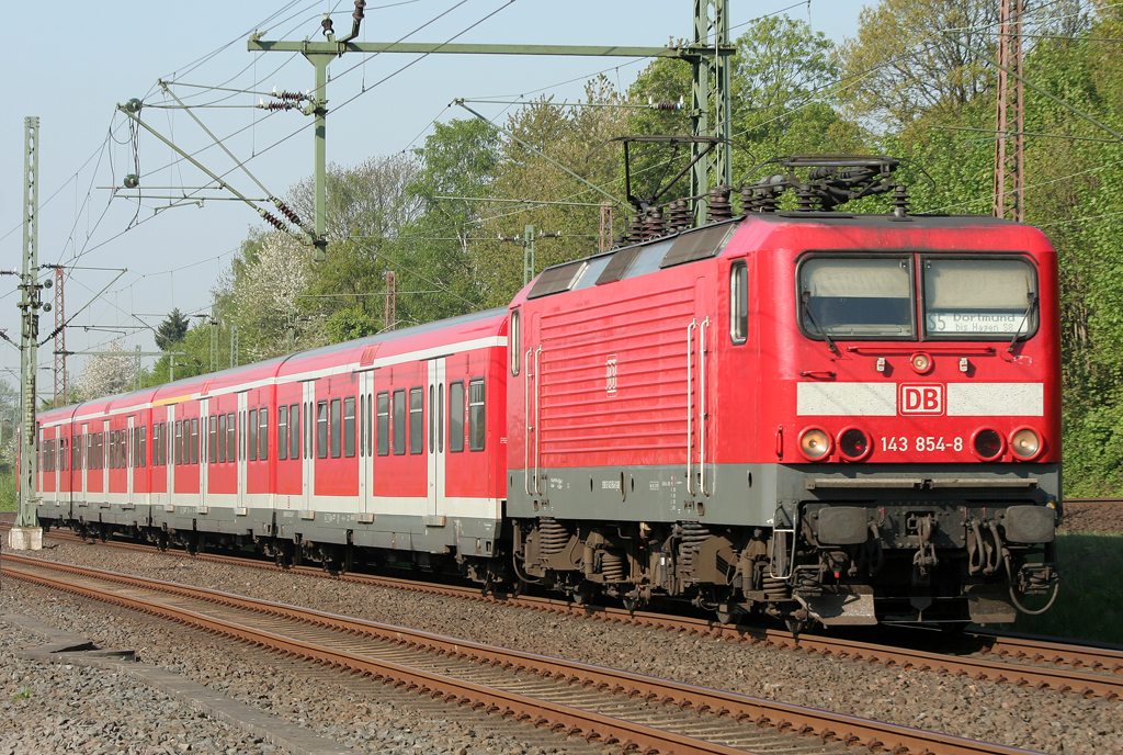 Die 143 854-8 zieht die S8 von Mnchengladbach nach Dortmund in Wuppertal Vohwinkel am 20.04.2011