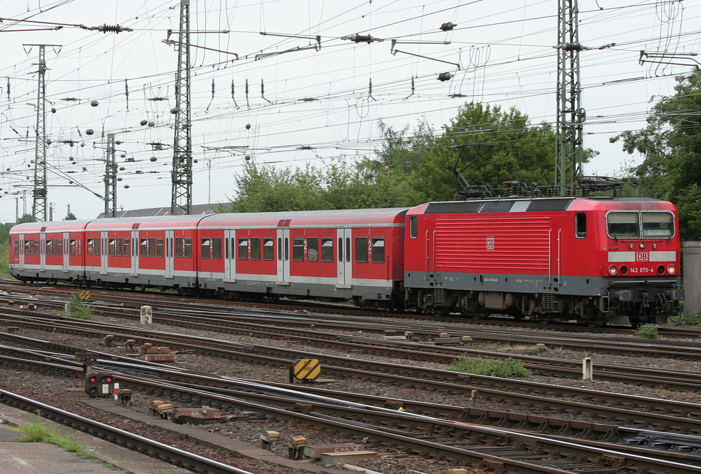 Die 143 870-4 zieht die kurze S8 von Hagen nach Mnchengladbach HBF am 19.06.2011