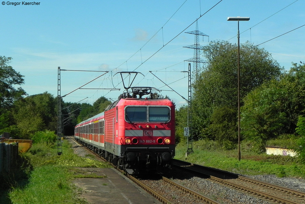 Die 143 882-9 war am 10.09.2011 mit dem umgeleiteten RE 4932 (Stuttgart-Wrzburg ber Neckarelz) unterwegs. Aufgenommen habe ich den Zug an der Strecke Neckarelz-Osterburken bei Oberschefflenz. Das Bild entstand vom Bahnsteigende.