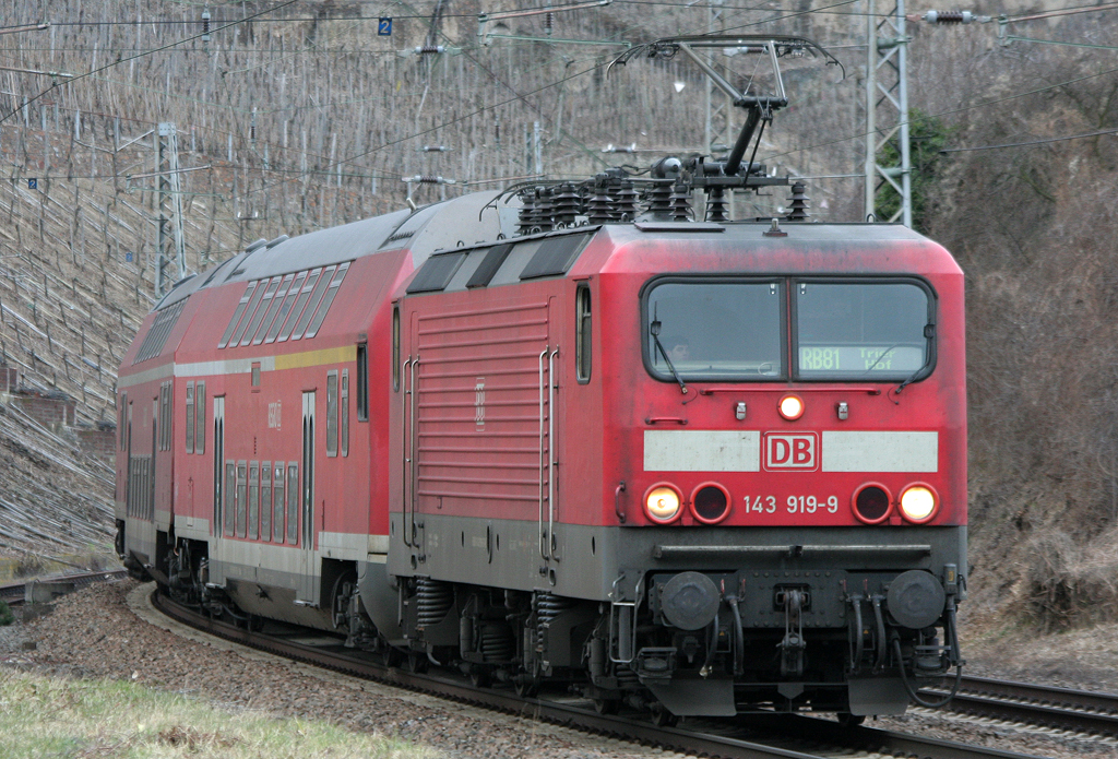 Die 143 919-9 zieht die RB81 von Koblenz nach Trier durch Winningen am 11.03.2011