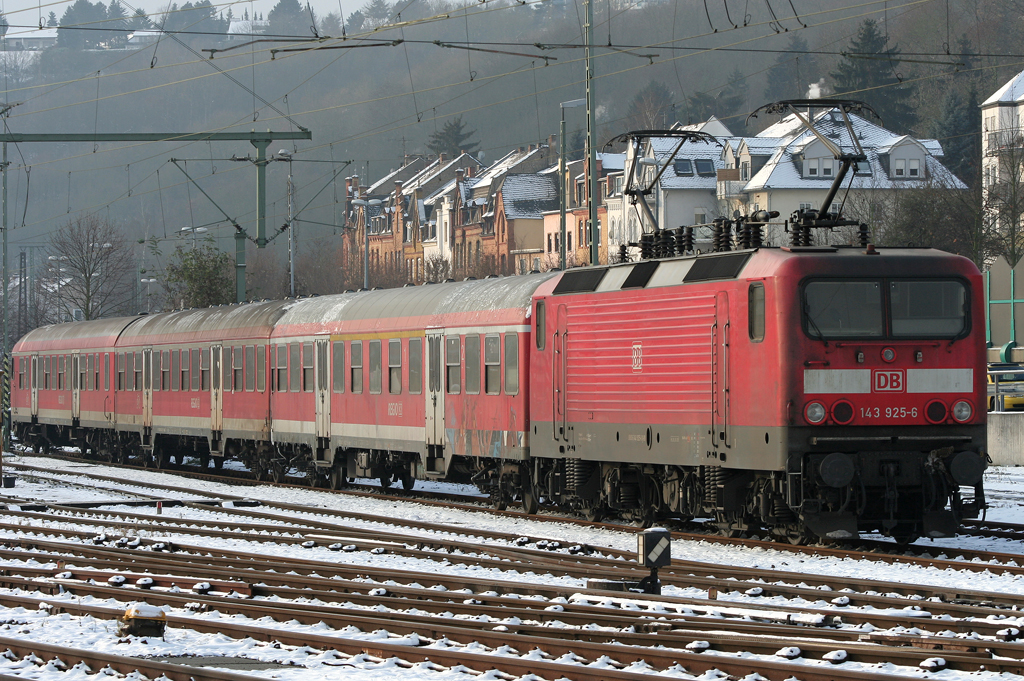 Die 143 925-6 steht mit einem RB81 Ersatzpark agestellt in Koblenz HBF am 04.12.2010