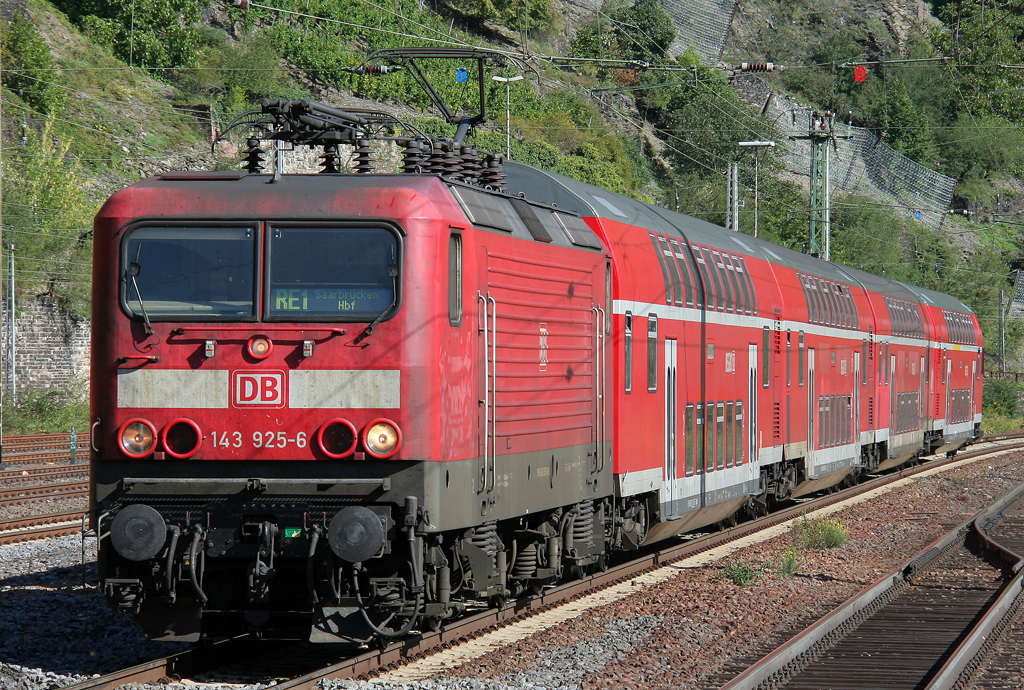 Die 143 925-6 zieht den RE1 von Koblenz nach Saarbrcken in Cochem ein am 10.09.2011