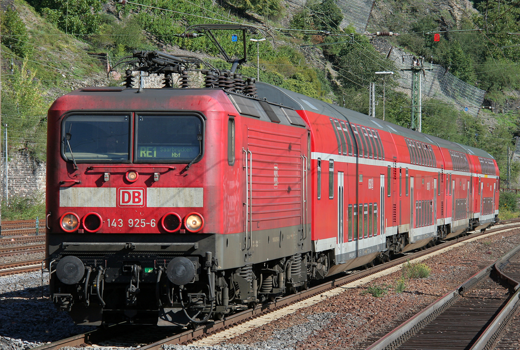 Die 143 925-6 zieht den RE1 von Koblenz nach Saarbrcken in Cochem ein am 10.09.2011