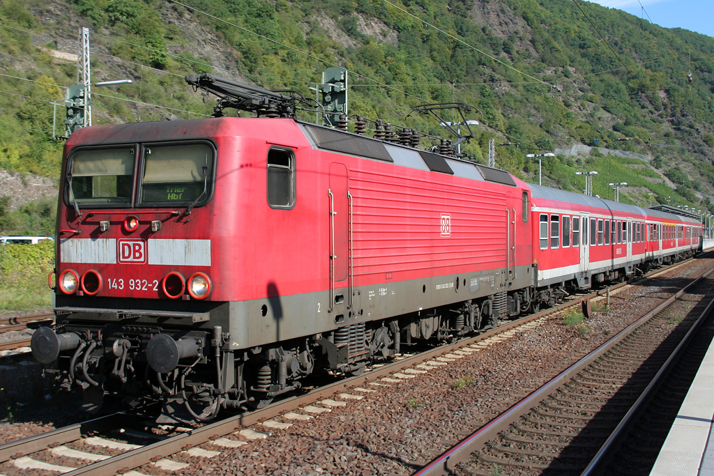 Die 143 932-3 zieht die RB81 von Koblenz aus Cochem weiter Richtung Trier am 10.09.2011