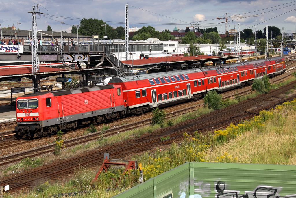 Die 143 947-0 durchfhrt Berlin Warschauer Strae mit der RB14 von Berlin Schnefeld Flughafen nach Nauen Richtung Ostbahnhof