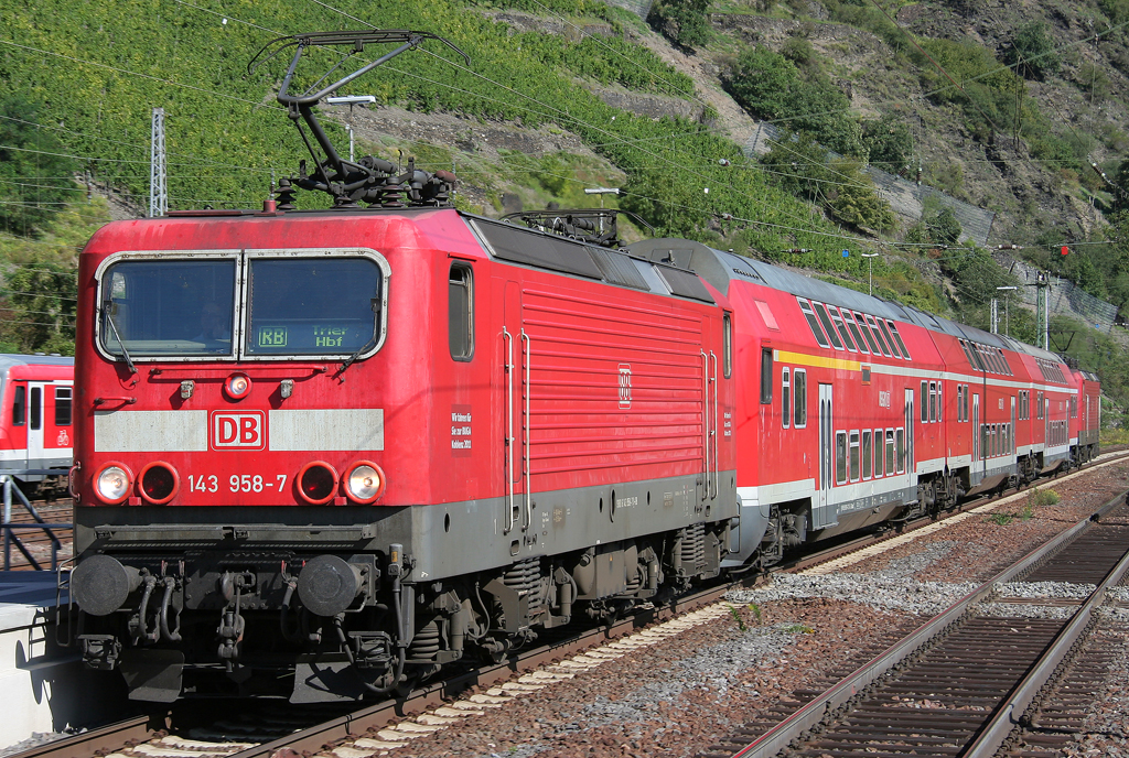 Die 143 958-7 zieht die RB81 im Sandwich mit 143 194-9 von Koblenz nach Trier in Cochem ein am 10.09.2011