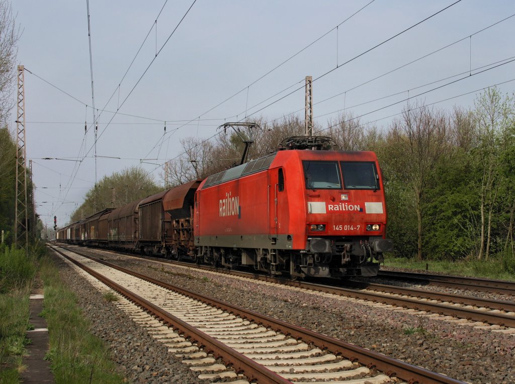 Die 145 014 am 28.04.2010 mit einem Gterzug unterwegs bei Drverden. 