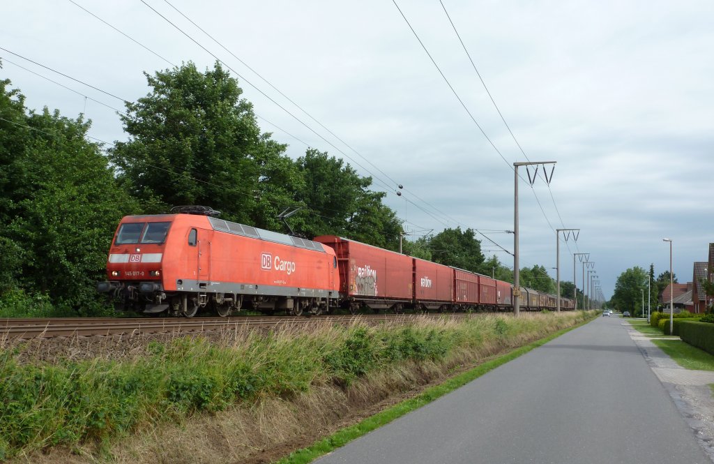 Die 145 017-0 fuhr am 29.06.2012 mit einem Gterzug von Emden nach Osnabrck, hier in Leer.